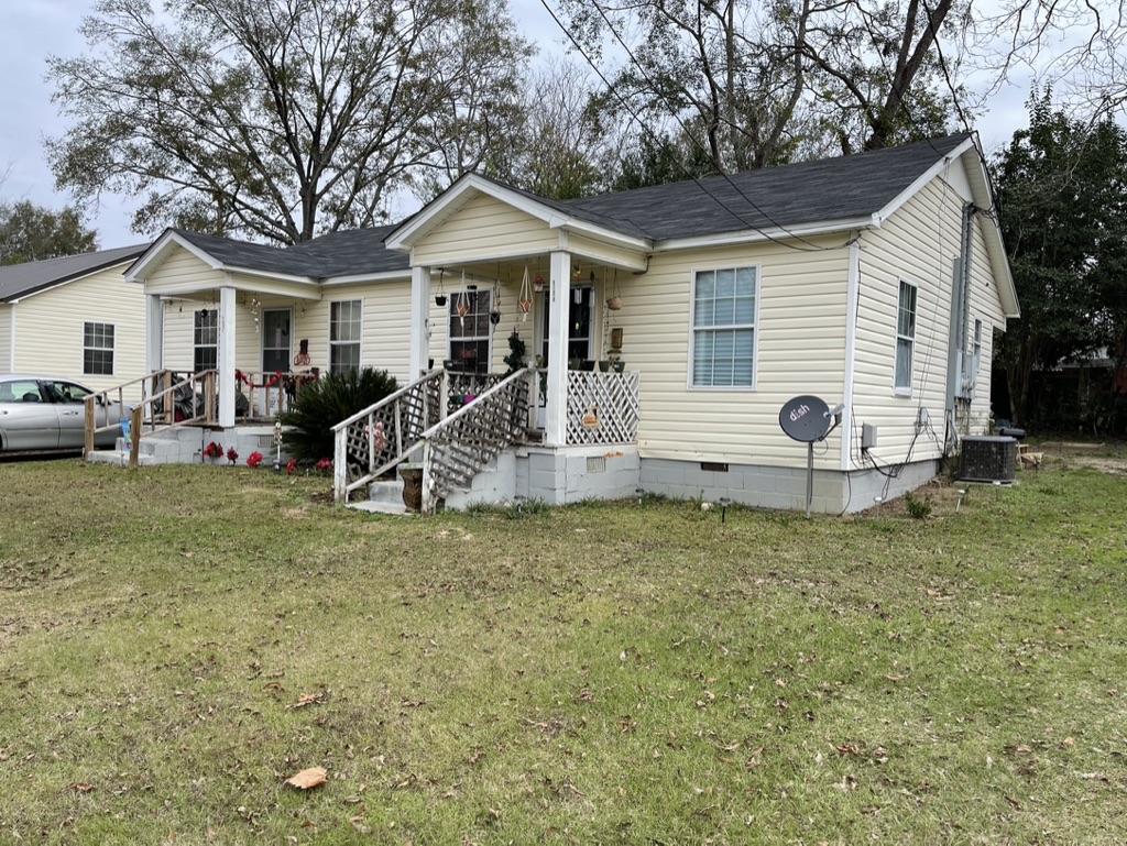104A Forehand Street front lawn view